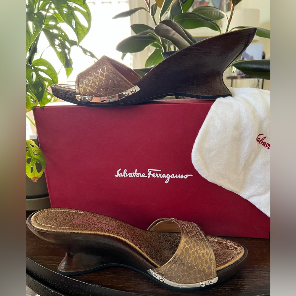 🌟 Salvatore Ferragamo Open Toe Wedges 🌟 Size 9.5 M - Copper. Authentic!